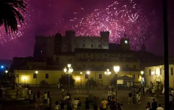 El castillo Odescachi fue el escenario del enlace.