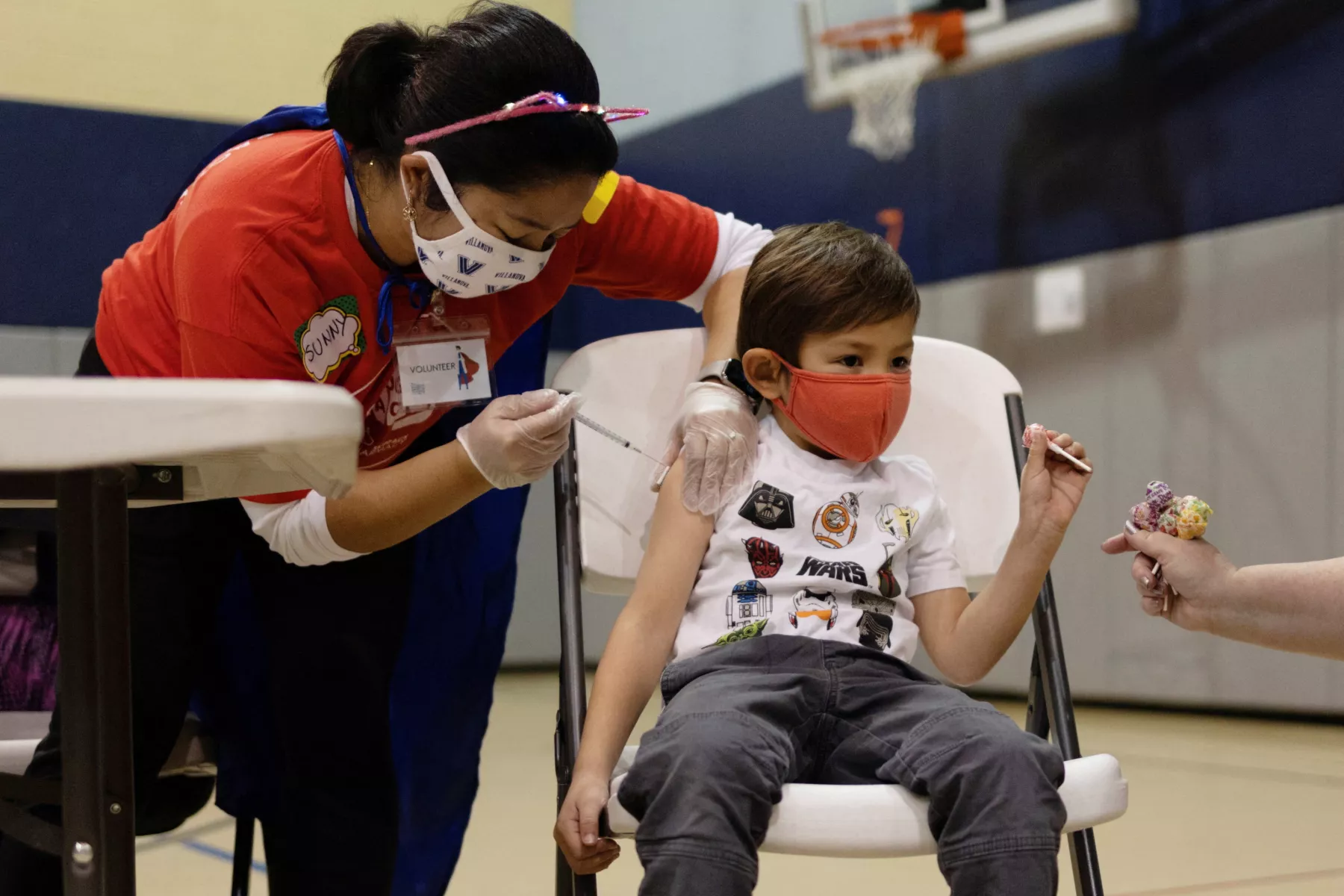 Un niño recibe una dosis de la vacuna de Pfizer contra el covid-19 en San José, Costa Rica. 
