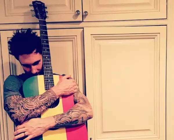 Behati no es la única en el corazón de su esposo, ella lo comparte con la guitarra del cantante.