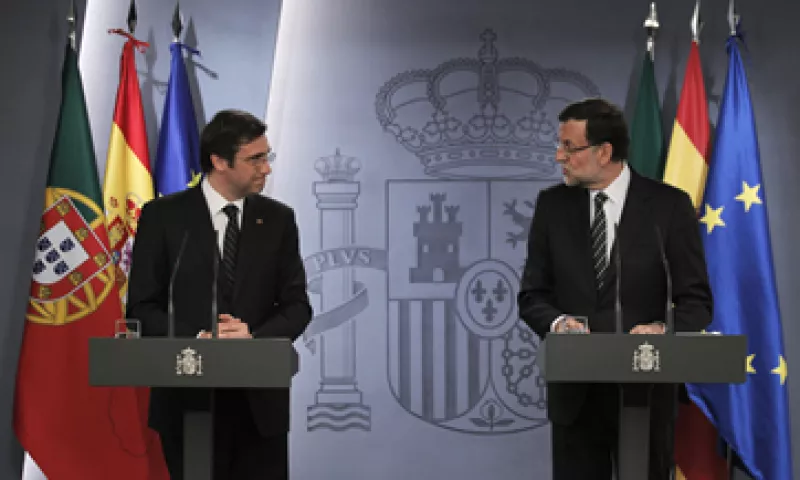 Pedro Passos –izq- y Mariano Rajoy –der- hicieron el llamado a la Unión Europea. (Foto: AP)