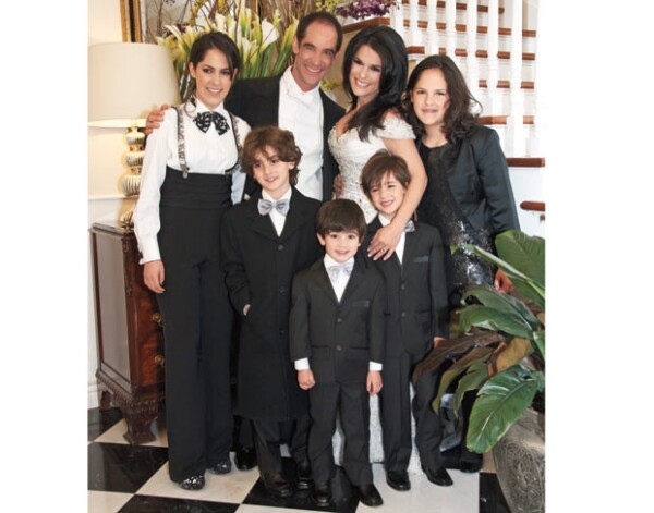 LOS MÃOS, LOS TUYOS Y... Al matrimonio Garibay Debayle le creció la familia.