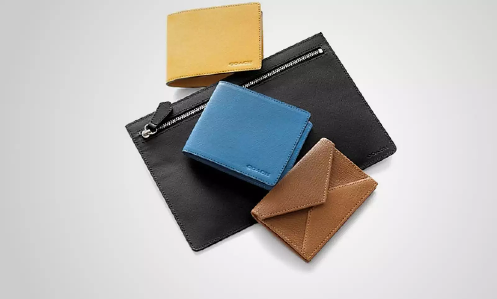 Un paquete con cuatro estilos de cartera: una grande para los documentos, un par más para billetes y una pequeña para las tarjetas de presentación.