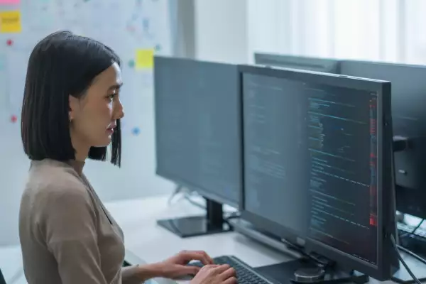 7 empleos nuevos creados por la IA que serán esenciales en cinco años