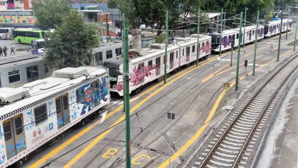 Unidades renovadas del Tren Ligero lucen rotuladas con la imagen del ajolote, figura que la Ciudad de México ha adoptado para promocionar la identidad nacional entre los visitantes de la Copa del Mundo 2026.