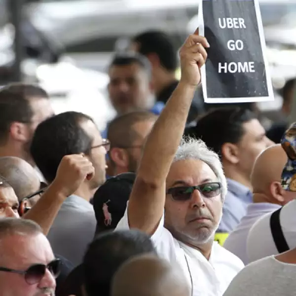 Las protestas podrían continuar mañana viernes y en los próximos días en algunas ciudades francesas, si el gobierno no realiza ningún anuncio, advirtieron fuentes sindicales de taxistas