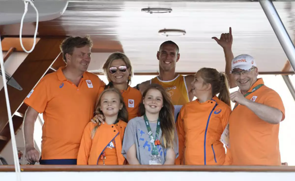 El atrleta Dorian Van Rijsselberghe junto a la familia real de Holanda.