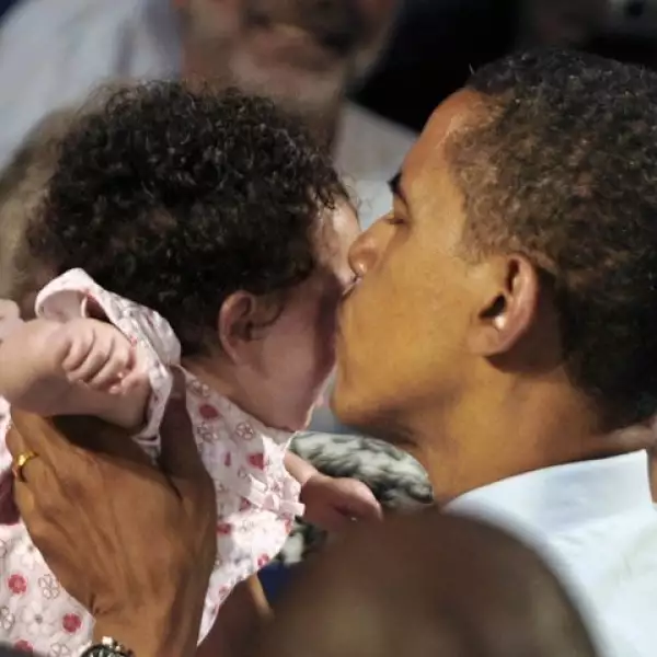 Besos para todas, sin importar color, edad o estatura, sólo importaban las porras o los votos.