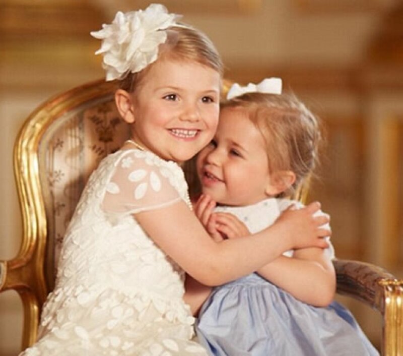 Las princesas Estelle y Leonor causaron mucha ternura en la sesión oficial de la Casa Real.