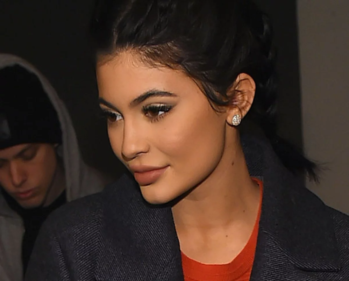 Sabemos que las Kardashian-Jenner son adictas al contouring, sin embargo, a veces llevan un poco lejos está técnica para verse perfectas.