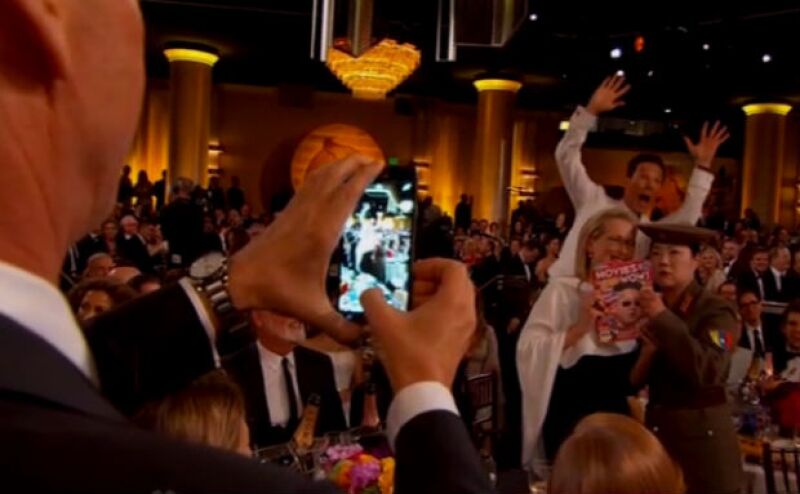 Benedict Cumberbatch en su momento photo bomb.