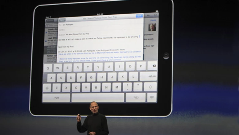 El iPad cuenta con pantalla táctil de 9.7 pulgadas, batería con duración de hasta 10 horas, bluetooth, conexión Wi-Fi y 3G, memoria de 16 o 32 gb y procesador Apple A4 de 1Ghz.