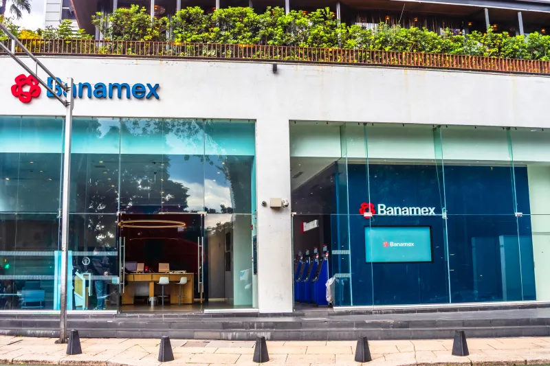 Sucursal de Banamex ubicada en Avenida Paseo de la Reforma en Ciudad de México, en la cual tienen abiertas sus puertas, pero no se observan a usuarios ingresar.