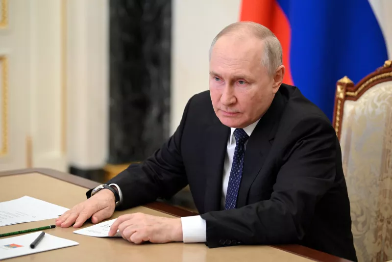 El presidente ruso, Vladimir Putin, asiste a una reunión con funcionarios dedicados a un ataque contra el puente de Crimea en Moscú, Rusia, el 17 de julio de 2023.