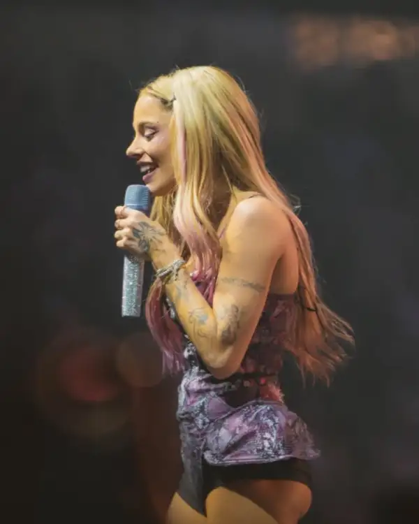Tini con las puntas rosas en CDMX.jpg