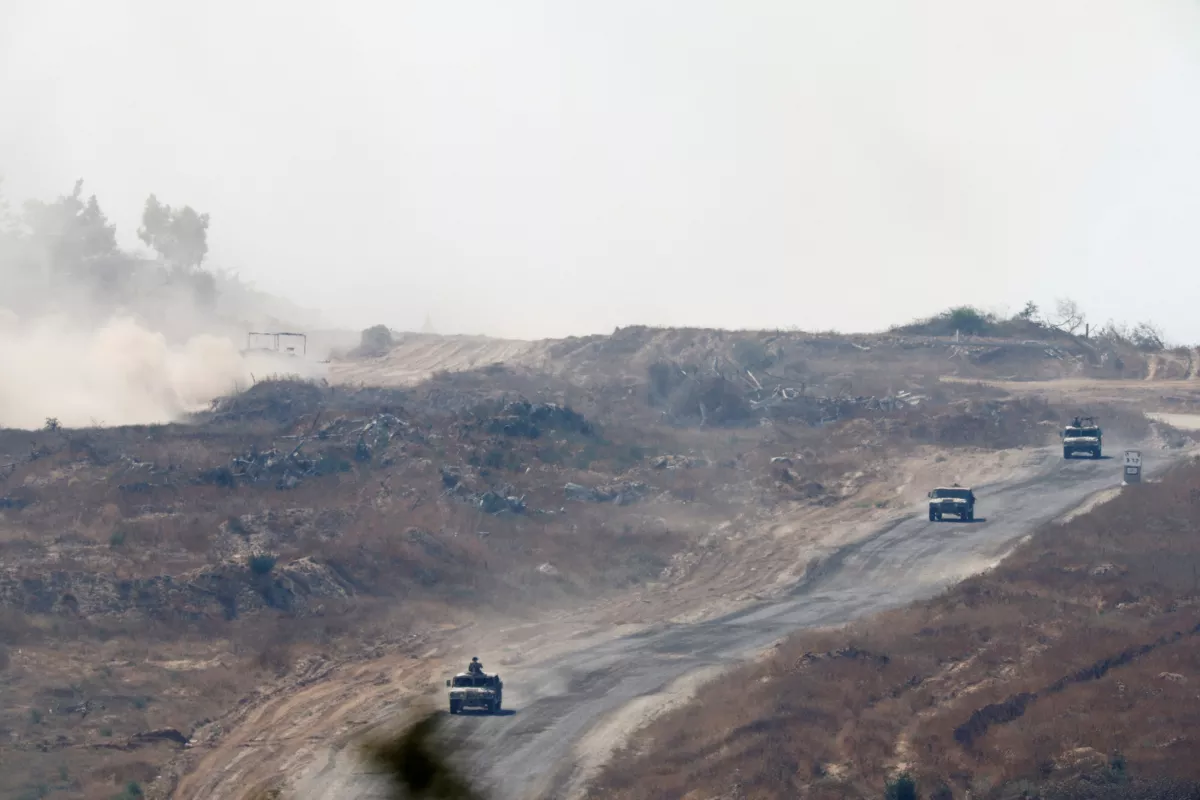 Los vehículos militares israelíes maniobran dentro de la Franja de Gaza, en medio del conflicto en curso entre Israel y Hamas, cerca de la frontera entre Israel y Gaza, visto desde Israel, el 5 de junio de 2024.