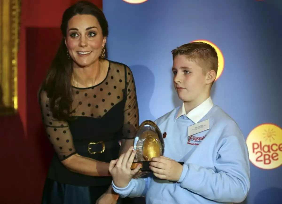 Un estudiante recibió un reconocimiento de manos de la duquesa de Cambridge.