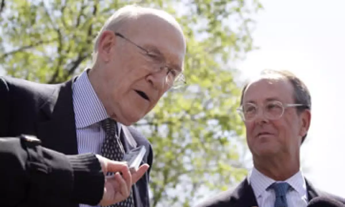 Algunas de las medidas de Simpson (i) y Bowles (d) estaban en el plan original de la comisión fiscal creado en 2010. (Foto: AP)