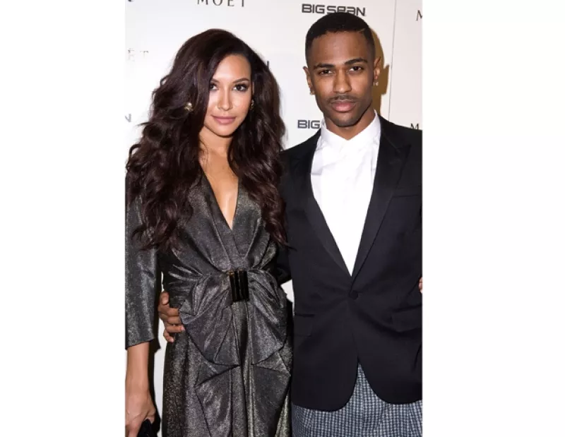 La actriz de dicha serie y el rapero han decidido dar un paso adelante en su relación después de seis meses como pareja; la joven ya muestra su anillo de compromiso.