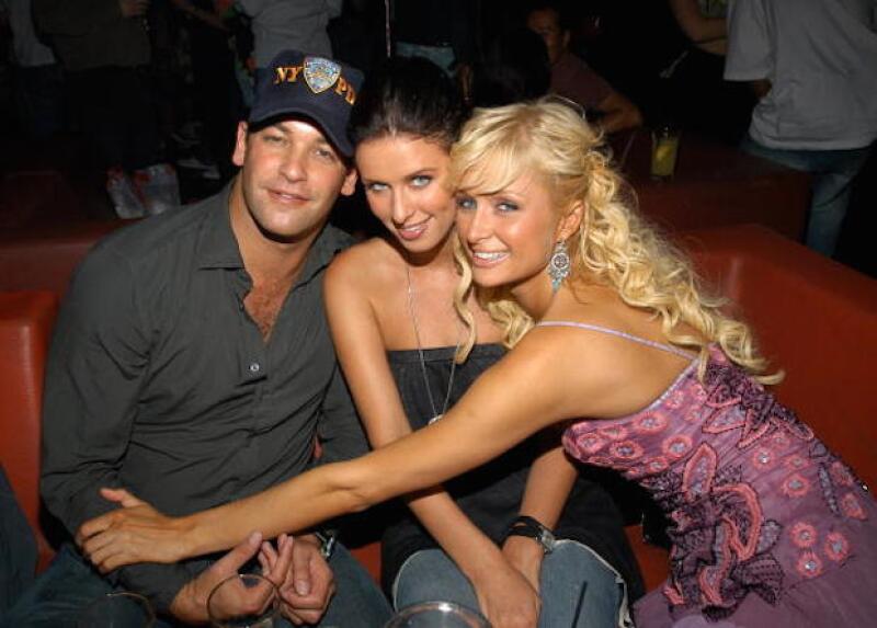 Todd Meister, Nicky Hilton y Paris Hilton en una fiesta, en 2004.