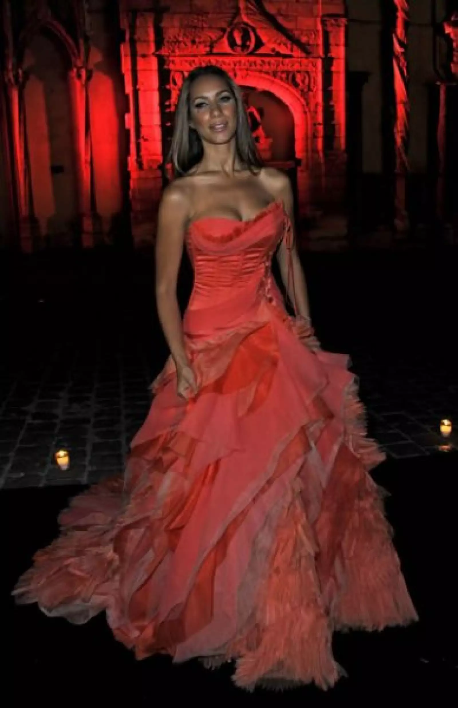 La cantante Leona Lewis llegó con un vestido de alta costura color coral.