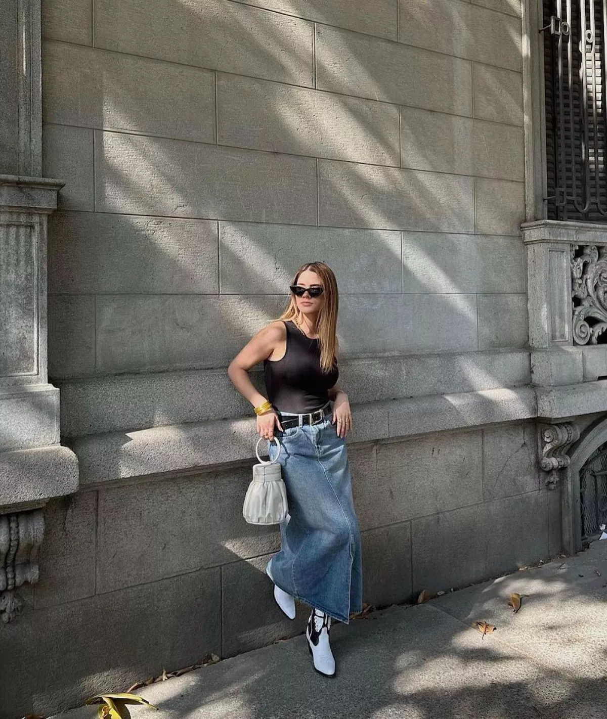 falda-denim-botas-vaqueras.jpg
