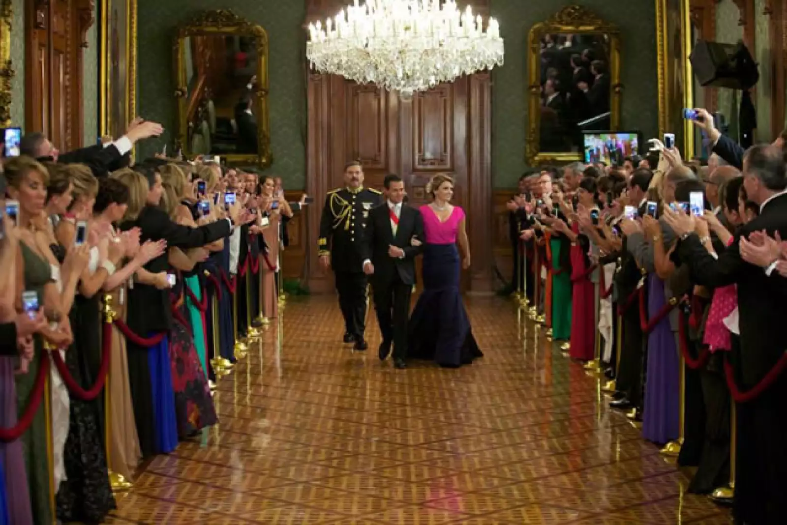 El vestido de la primera dama estuvo firmado por el diseñador Oscar de la Renta.