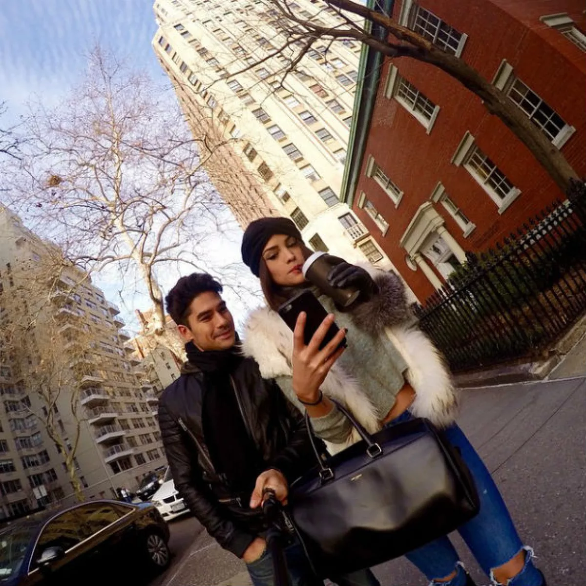 Eiza González y DJ Cotrona se alejan de los reflectores de Hollywood y pasean tranquilamente en NY.