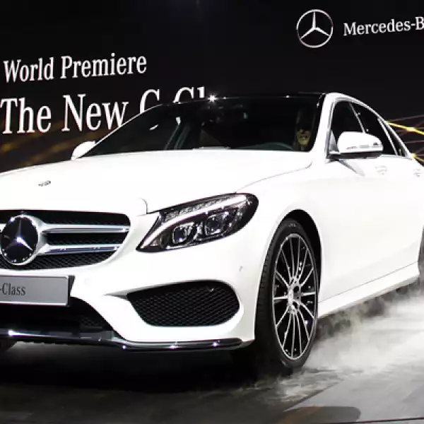 Este modelo usa más aluminio por lo que pesa unos 100 kilos menos que sus antecesores,  y le de un 20% más de eficiencia en el uso de combustible.