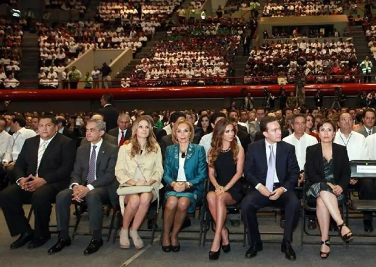 El día de ayer el gobernador de Chiapas dio su primer informe de labores en el que agradeció el apoyo de su prometida con unas emotivas palabras.