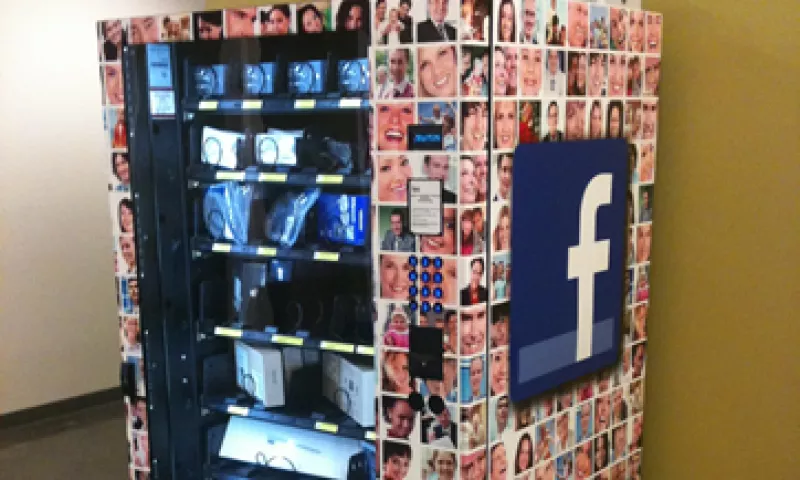 Las máquinas expendedoras ofrecen accesorios computacionales sin costo a los empleados al deslizar su credencial. (Foto: Cortesía Fortune)