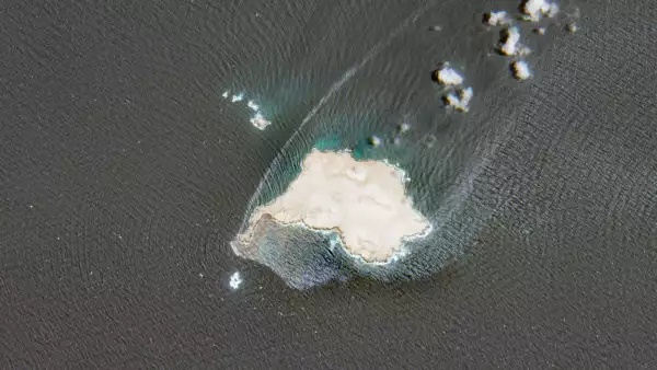 Esta imagen satelital obtenida de Copernicus Sentinel Data 2026 el 4 de agosto de 2026 y tomada el 28 de julio muestra una mancha que es consistente con una fuga de petróleo que emana de un barco, varado durante más de un mes cerca de la isla Qibliyyah frente a la costa sur de Omán en el Mar Arábigo. Greenpeace y un experto de la ONG holandesa PAX advirtieron de una inminente catástrofe ambiental después de que un petrolero perteneciente a la flota de sombra sancionada de Rusia comenzara a derramar petróleo de Qibliyyah, lejos del Estrecho de Hormuz, que ha visto ataques regulares de petroleros en la guerra de Oriente Medio.