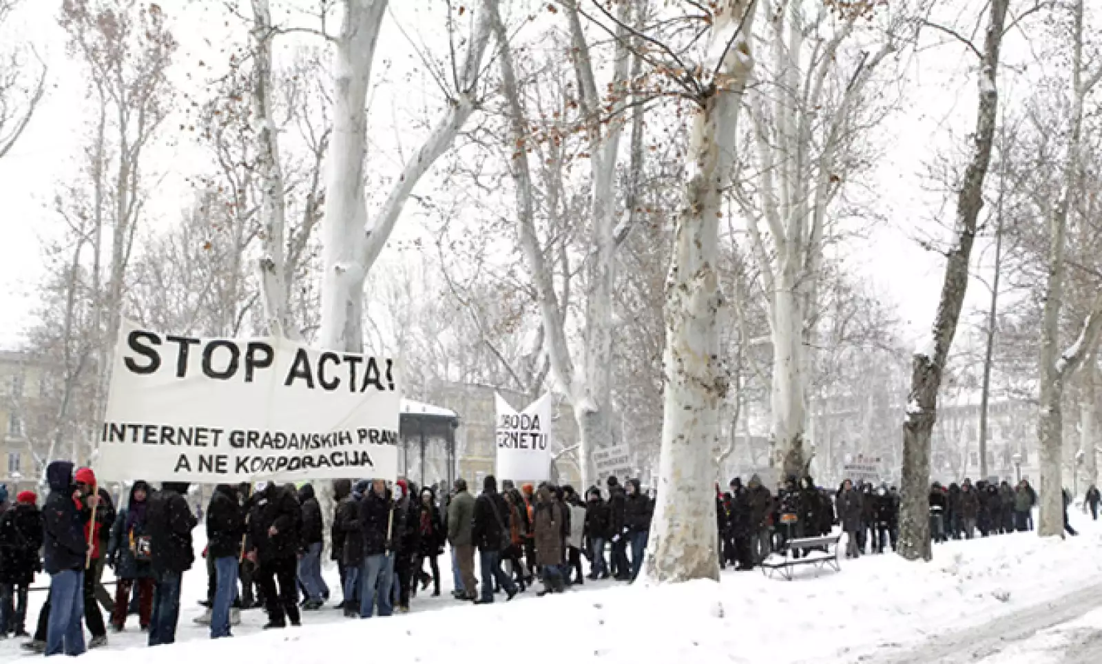 Pese al fuerte frío en varias ciudades de Europa, manifestantes tomaron las calles para reiterar su rechazo al proyecto.