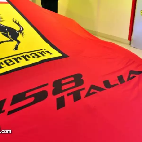 Presentaci?el Ferrari 458