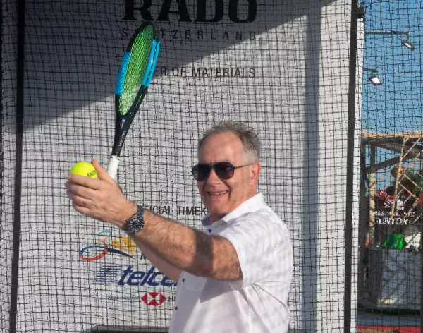 imagen de Adrian Bosshard, CEO de Rado, posando para una foto en la pasada edición del Abierto Mexicano de Tenis 2023.