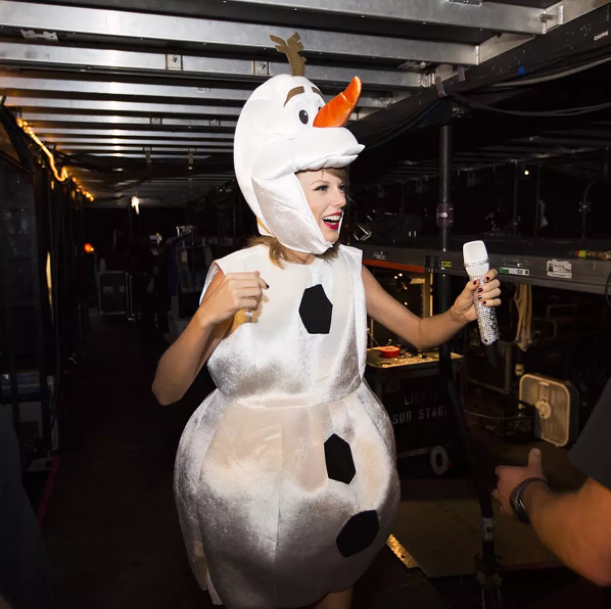 Taylor Swift lucía súper tierna con su disfraz de la película Frozen.
