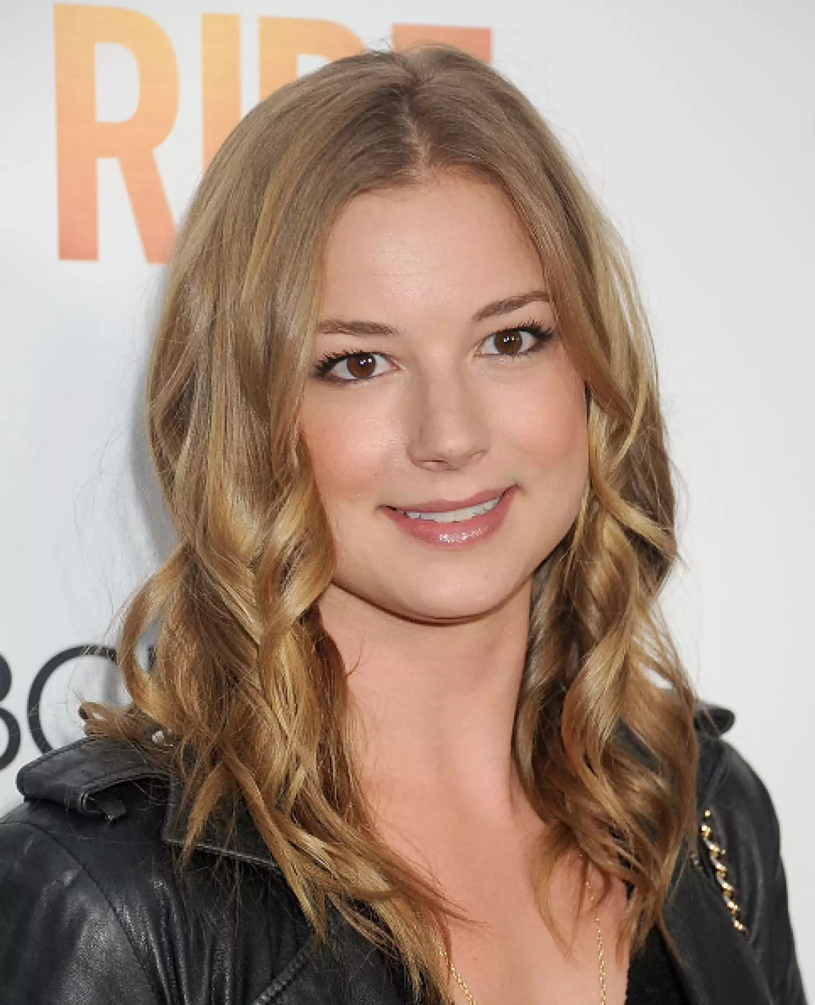 Emily VanCamp llegó a la premiere de ´Ride ´con un look muy natural. Para lucir espectacular, optó por llevar el pelo suelto con volumen, los ojos sólo con rímel, y los labios en un tono nude.