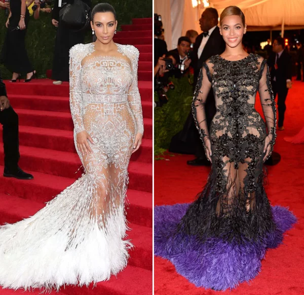 Los vestidos son casi idénticos, sólo difieren en color.