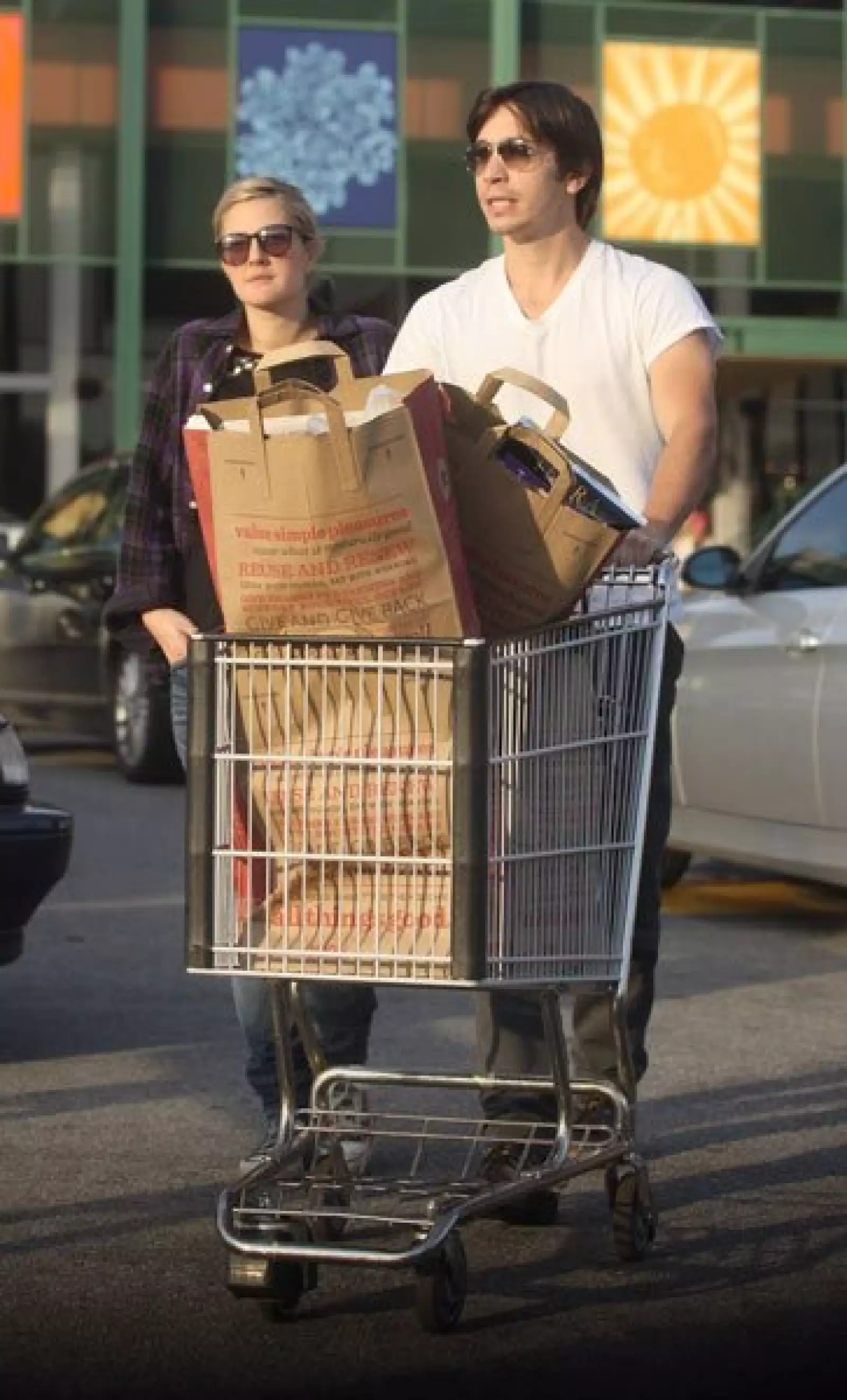 Drew Barrymore y Justin Long fueron captados cuando salían de hacer sus compras en Whole Foods, en Los Ángeles, California.