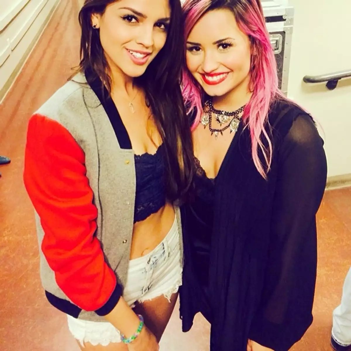 La actriz posó para la foto del recuerdo junto a Demi Lovato.