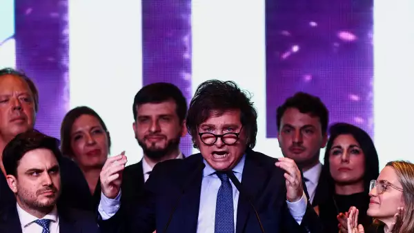 El candidato presidencial de Argentina, Javier Milei, se dirige a sus partidarios mientras reacciona a los resultados de las elecciones presidenciales, en Buenos Aires, Argentina, el 22 de octubre de 2023.