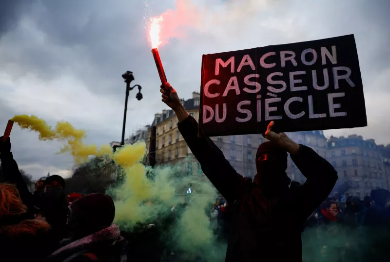 Los manifestantes asisten a una manifestación contra el plan de reforma de pensiones del gobierno francés en París, como parte del sexto día de huelga nacional y protestas, en Francia, el 7 de marzo de 2023. El cartel dice: "Macron, alborotador del siglo".