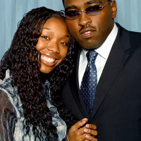 BRANDY Y ROBERT SMITH. La actriz y cantante, a la que seguramente recuerdas por la serie `Moesha´, se casó cuando tenía 22 años con el productor Robert Smith, o al menos eso fue lo que dijo en febrero de 2002, su hija, Sy´rai, nació para junio de ese mismo año; sin embargo fue en 2004 -ya estando separados- cuando él desmintió que hubieran estado casados.