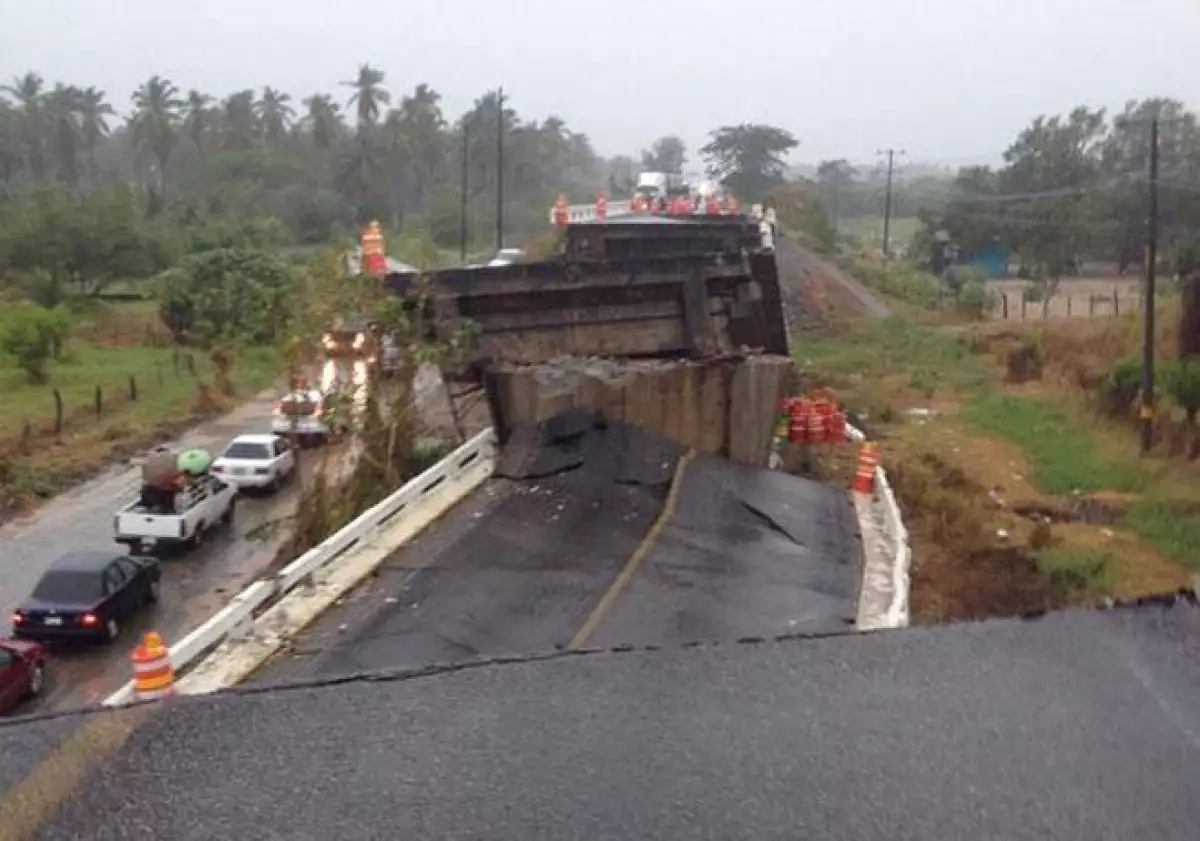 Puente da�ado Tecpan, Guerrero