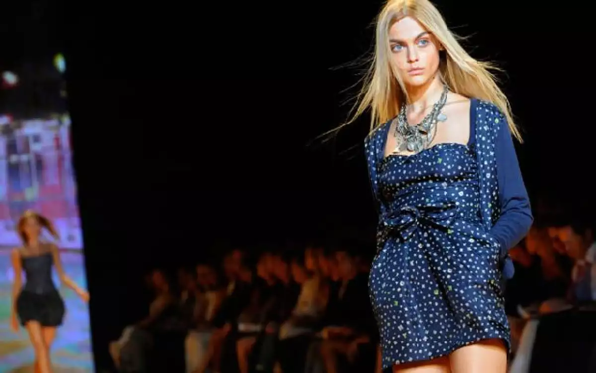La diseñadora local regresa a celebrar los 20 años de DKNY.