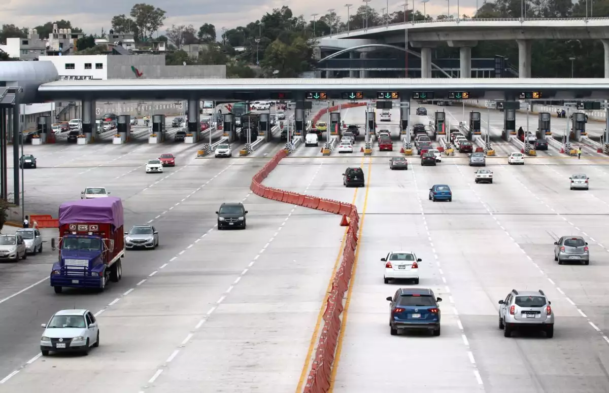 Cientos de personas arribaon y salieron por la Caseta de Tlalpan, esto en el marco de las festividades por fin de año.