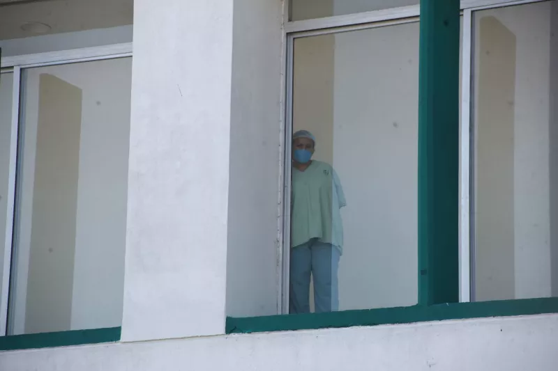 Enfermeras y doctores del Hospital Regional de Zona 46 del Instituto Mexicano del Seguro Social (IMSS) dieron a conocer que en plena contingencias por el Coronavirus están sufriendo desabasto de distintos medicamentos, por lo que decidieron realizar un paro ante la falta de insumos para protegerse ante la crisis sanitaria.