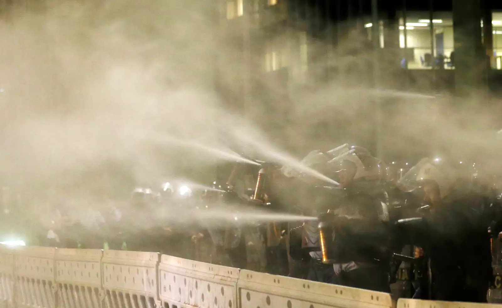 Policías brasileños utilizaron gas lacrimógeno durante las manifestaciones que se dieron tras la separación de Rousseff de la presidencia.