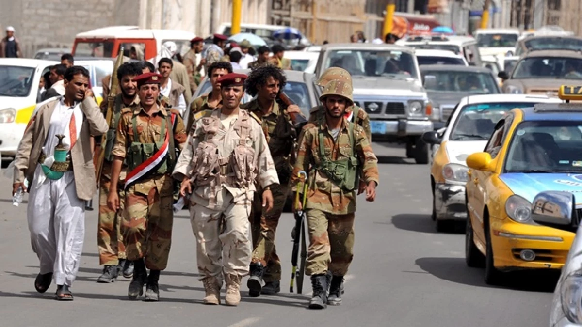 policias de yemen vigilan las calles