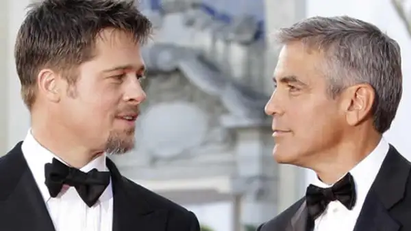 Brad Pitt y George Clooney, juntos en la premiere de la película que protagonizan al lado de France McDormand.