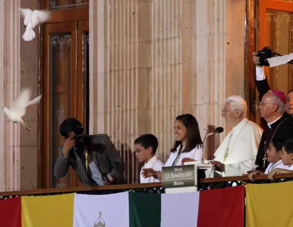 Al término del discurso del Santo Padre, tres palomas fueron liberadas por niños y volaron, como símbolo de la búsqueda de la paz en México.